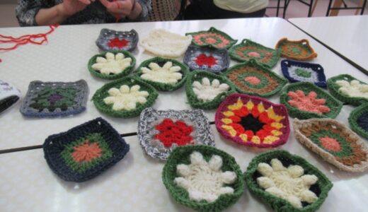 70枚以上のひざ掛けを編み続けるH•Mさん